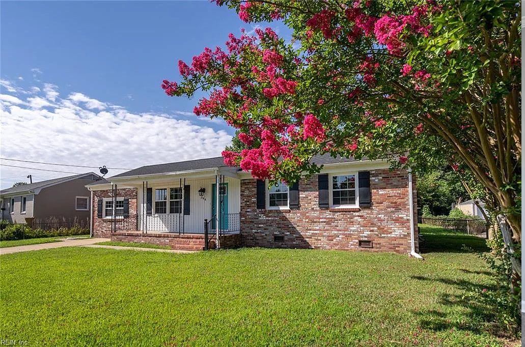 Mid Peninsula sleeps 8. Feels like home!